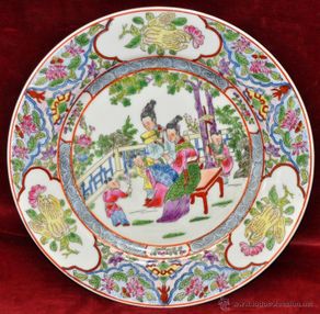 Antigüedades: PLATO EN PORCELANA DE MANUFACTURA CHINA CON DECORACIONES PINTADAS A MANO. FIRMADO EN LA BASE